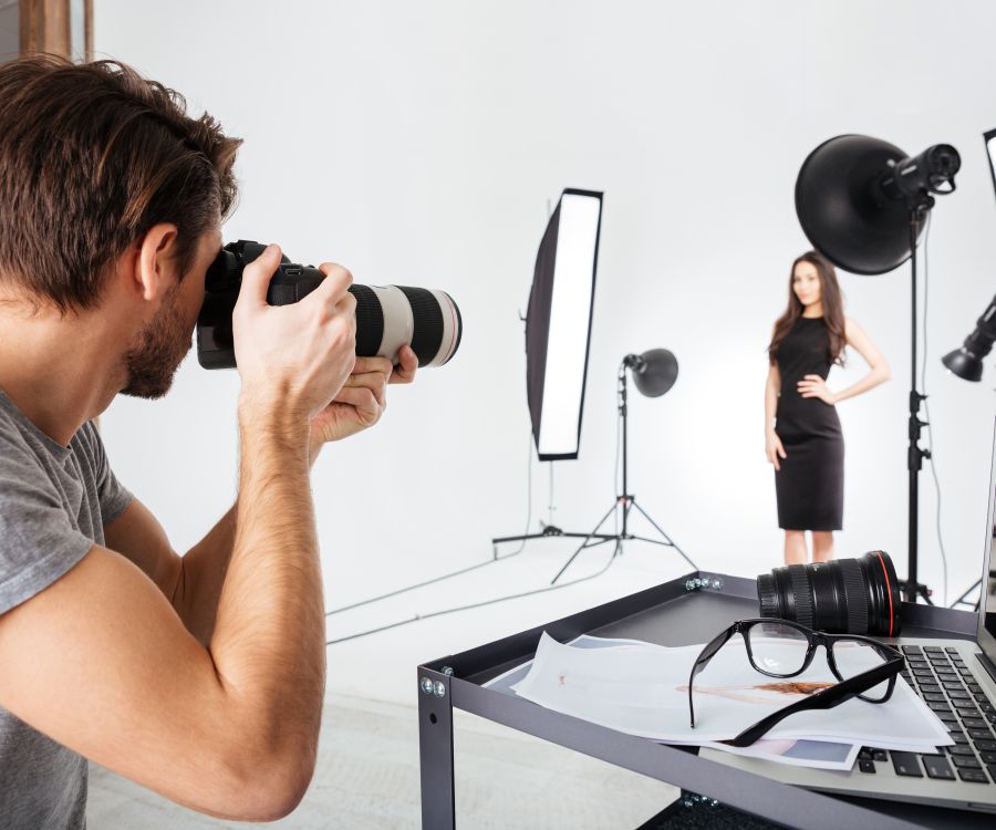 photographer,shooting,model,in,studio,with,softboxes